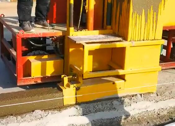 高速公路路沿石機(jī)現(xiàn)澆施工現(xiàn)場(chǎng)